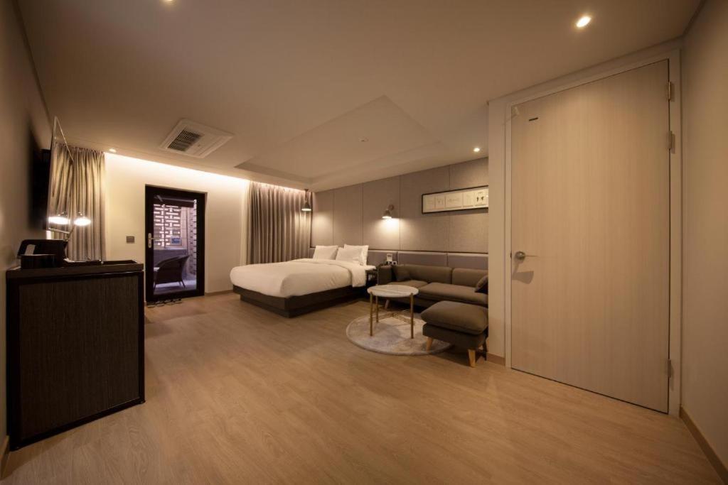 Hound Hotel Yeonsan Ciudad Metropolitana de Ciudad Metropolitana de Busan Exterior foto